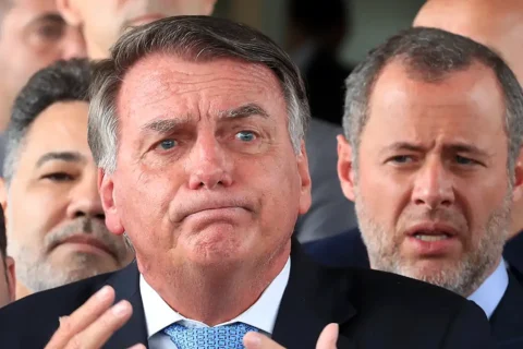 Defesa pede prisão domiciliar após agravamento do estado de saúde de Jair Bolsonaro