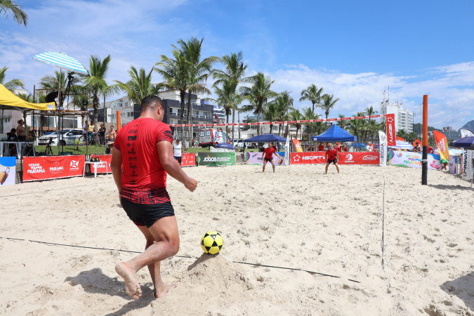Futevôlei de peso agita o litoral com craques e 600 atletas