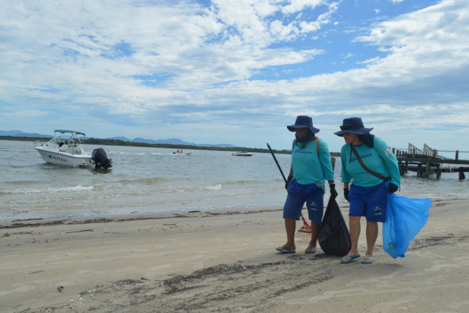 Sanepar limpa praia em Ilha das Peças