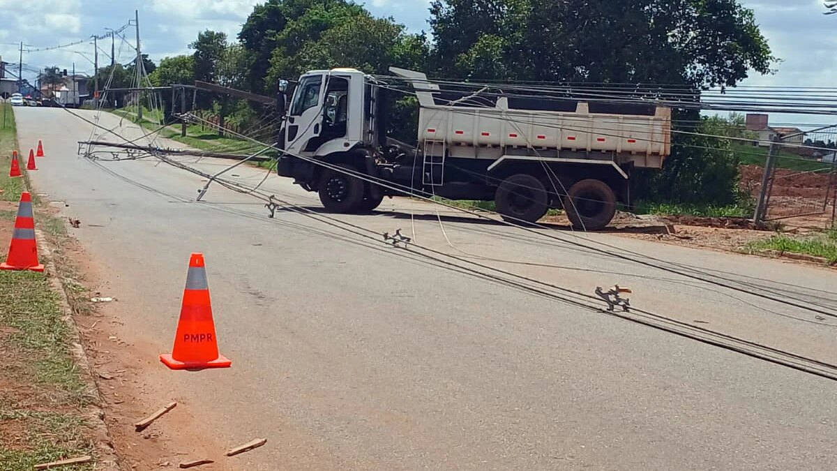 Postes tombam em acidentes Paraná