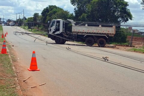 Postes tombam em acidentes Paraná