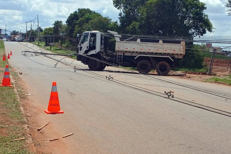 Postes tombam em acidentes Paraná