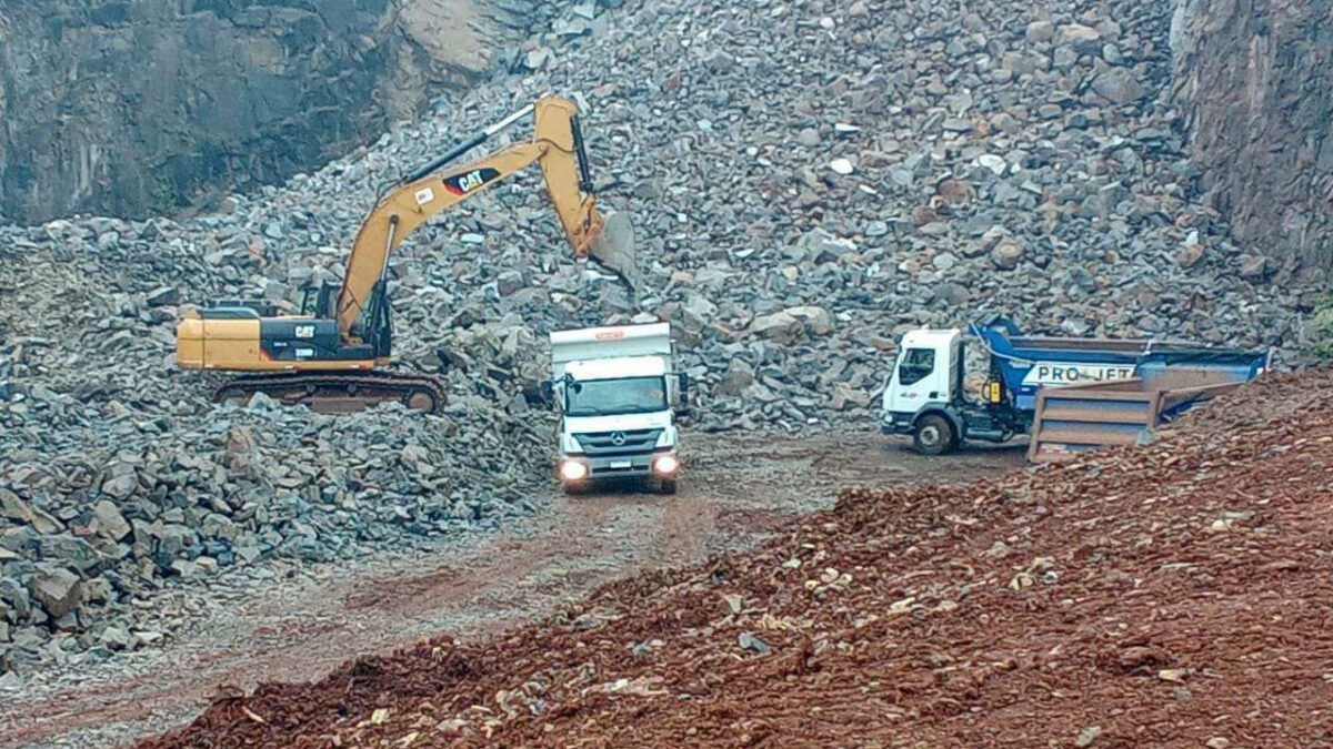 Detonação de rochas interdita rodovia paranaense por meia hora