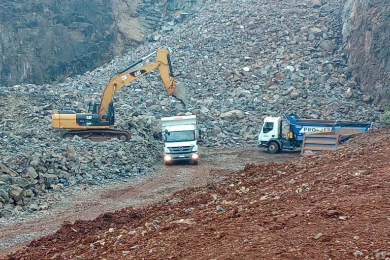 Detonação de rochas interdita rodovia paranaense por meia hora