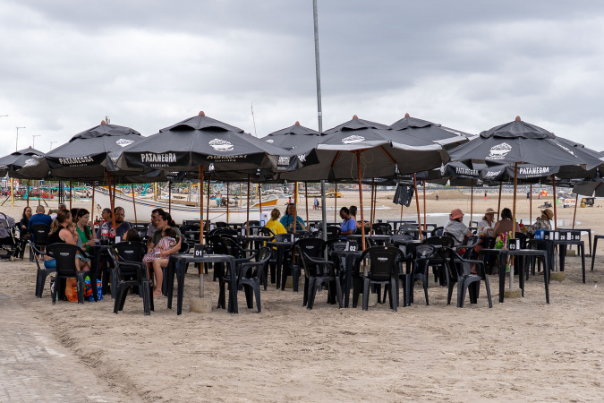 Serviços PR crescem 2,5% no ano IBGE aponta avanço