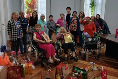 Shopping Curitiba leva alegria a idosos