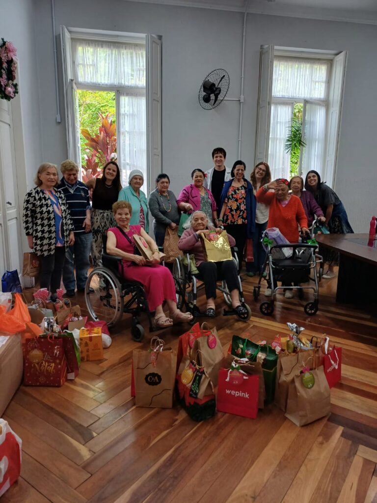 Shopping Curitiba leva alegria a idosos