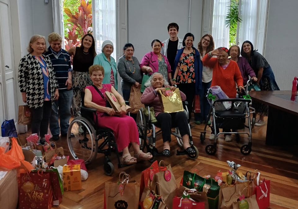 Shopping Curitiba leva alegria a idosos