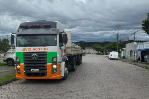 Telhas chegam para reconstrução de São José dos Pinhais